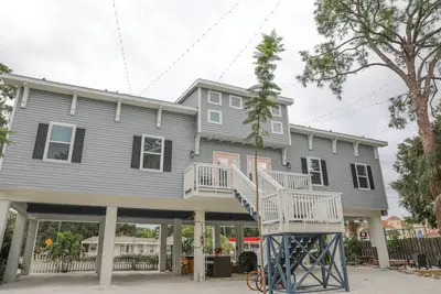 Image de Owl Nest Townhouse-Walk to downtown & the water! New heated Pool!