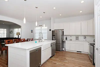 Image de Bayside Resort house w\/ tennis court, pool, private gas grill, and fireplace