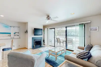Image de Sea Colony Tennis 1st floor condo w/ free WiFi, lake view, and shared sauna