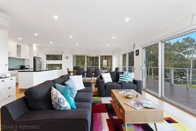 Image de Mimosa - Stylish home with Coastline views