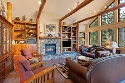 Image de Rustic Ski-In/Ski-Out Townhome- Private Hot Tub, Game Room, Heated 2 Car Garage