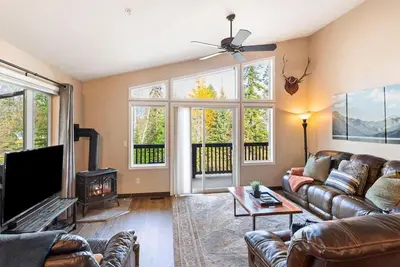 Image de Newly Updated 3 Bedroom Townhome with Private Hot Tub & 2 Car Heated Garage!