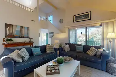 Image de Sea Colony Tennis 2nd floor condo w/ gym, basketball court, and lake view