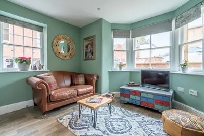 Regency style ground floor apt near Gloucester Docks with secure parking