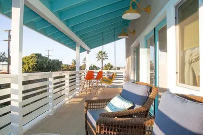 Sunset Suite: Ocean Views, Bright, Balconies, Walkable!