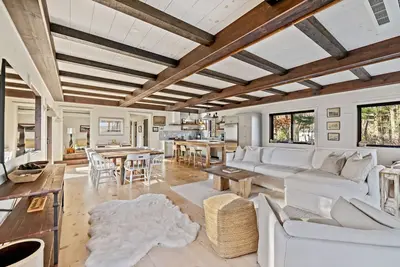 Image de Renovated home with water access and stocked with amenities