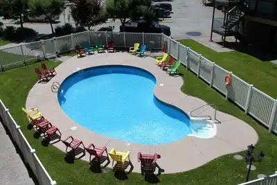 Image de Executive Lakeshore Condo bordering the lake, the Kvr trail and Lions Gardens.