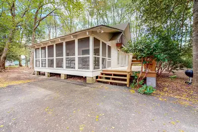 Image de Bethany West home near trolley with screened porch & pool/tennis access