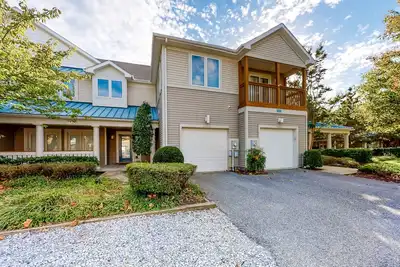 Image de Sea Colony Tennis townhouse with fireplace, gym, & basketball court