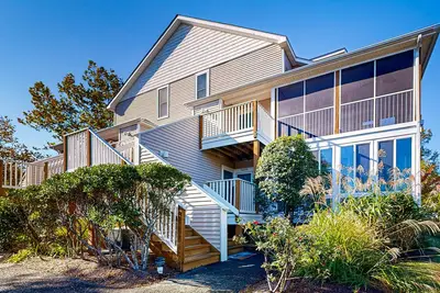 Image de Sea Colony Tennis 2nd-floor condo with fireplace, basketball court & sauna