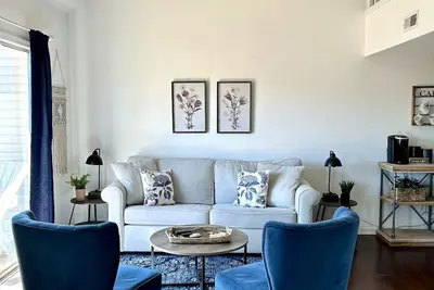 Image de Refreshed! Cozy Condo/Loft *King Bed  3 miles to the strip!