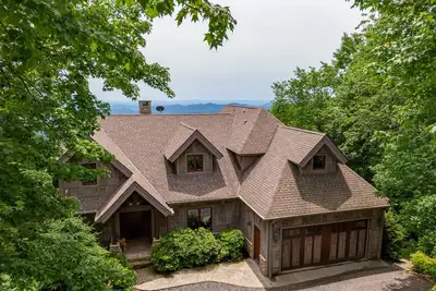 Image de Skytop Retreat - Spectacular 50 mile Views! Pet friendly, hot tub, arcade
