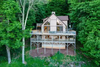 Image de A Big View Great Seven Devils home beautiful decor great views hot tub