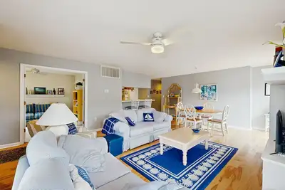 Image de Sea Colony Tennis 1st-floor condo sauna & pool