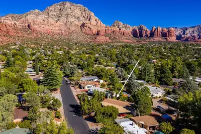 Image de Experience the charm of Sedona Agave House, a cozy 2br retreat with red rock views.