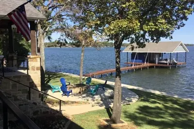 Image de Beautiful gated lakefront home built im 2020