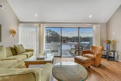 Image de 2nd-floor Sea Colony Tennis condo with pool, sauna & basketball court