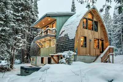 Image de Mountain lodge with hot tub, game room, and home theater