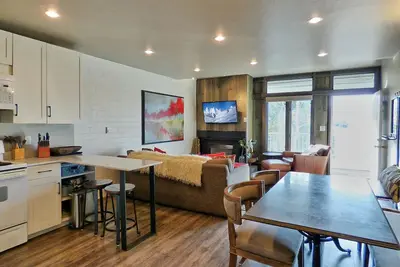 Image de ✨ Steps to Ski ⎮ Wifi ⎮ Fireplace + Multi-level unit