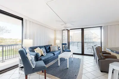 Image de Sea Colony Ocean 1st floor condo with basketball court, elevator, & sauna