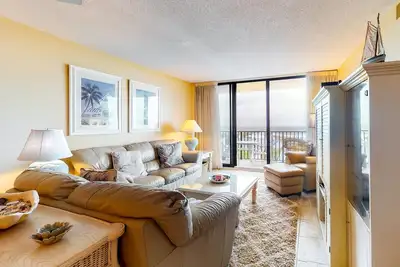 Image de Sea Colony 5th floor condo w/ balcony, gym, basketball court- partial ocean view