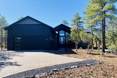 Image de New Modern Rustic Cabin backs up to National Forest