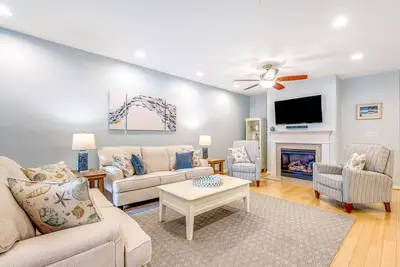 Image de Bayside Resort townhouse with golf on-site, pool access, fireplace, & central Ac
