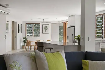 Image de Large, comfortable, one level apartment in central Point Lookout. Walk. . .