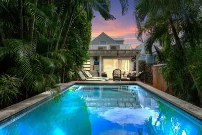 Image de Historic, Cozy, prime location with amazing pool and garden in Historic Seaport