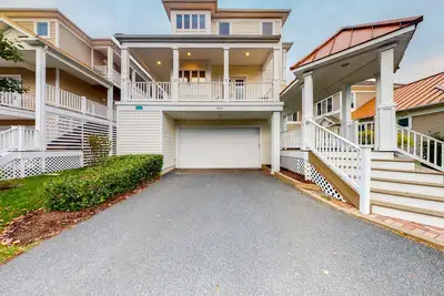 Image de Sea Colony Tennis house with sauna, pool, gym, & basketball court