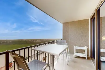 Image de Sea Colony Ocean 3rd-floor condo with elevator, gym, & pool