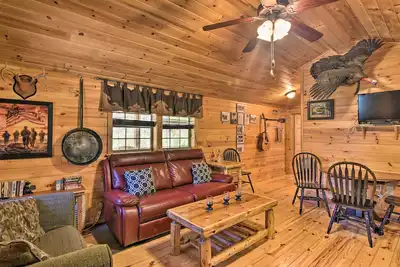 Image de Parsons ‘Semper Fi’ Cabin w\/ Fire Pit!