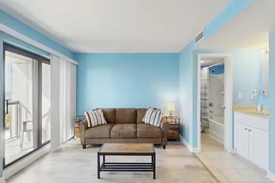 Image de Oceanfront home with shared pools, hot tub, sauna, gym + beach access\/free WiFi