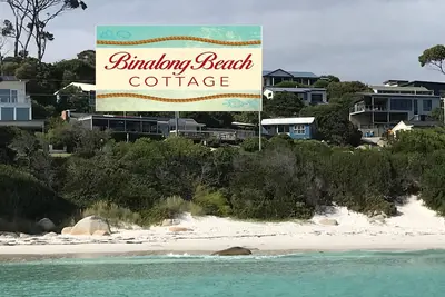 Image de Binalong Beach Cottage Beachfront Next door to restaurant. King Bed for couples