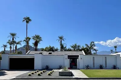 Image de Quintessential desert home with private pool!