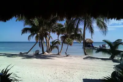 Image de Beautiful Beach Front Home sleeps 8- perfect for couples or families.