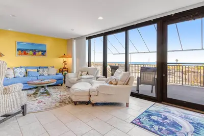 Image de Sea Colony Ocean 1st-floor condo with access to pool & tennis court, balcony