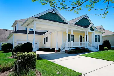 Image de Bayside Resort house w/ basketball court, fireplace, gym, and golf on-site