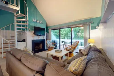 Image de Sea Colony Tennis second-floor condo with gym & sauna