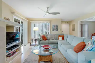 Image de Sea Colony Tennis 1st-floor condo with sauna, gym, & pool