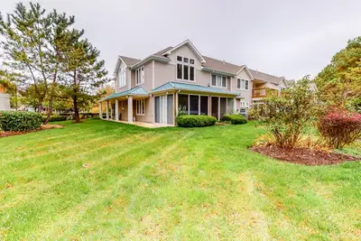 Image de Sea Colony Tennis townhouse with fireplace, sauna, pool, & basketball court