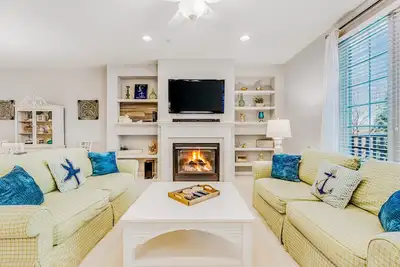 Image de Bear Trap Dunes 1st floor condo w/ tennis court, lakefront, and golf on-site