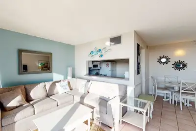 Image de Sea Colony Ocean 1st floor condo w/ basketball court, tennis court, & WiFi