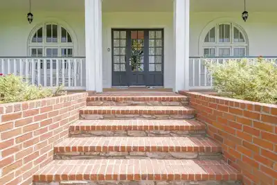 Image de Charming Farmhouse on 11 acres