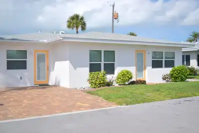 Image de Walking Distance To Beach! ! 2/2 Villa In Quiet Community, With Community Pool!