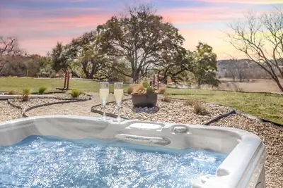 Image de Glowing Embers at Rockwood Waters | Private Hot Tub | Fire-pit
