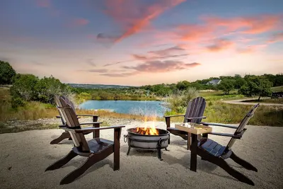 Image de Jeffrey Spring- Happy Place Cabin | Hot Tub | Country Setting