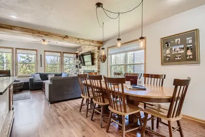 Image de 4br Townhome w/ Private Hot Tub, Garage, and Deck