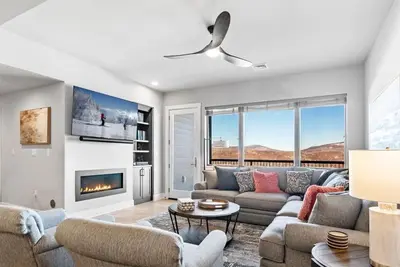 Image de 5-Star Lux Condo, Heated Pool, Hot Tub, Ski in/out @ Windham