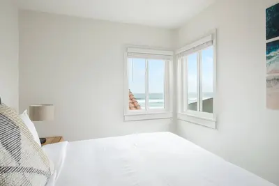 Image de Oceanview Cottage Steps From the Sand (105)